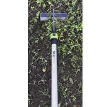Sarcloir oscillant for_q fitconnect avec manche en aluminium de 150 centimètres sur terre avec mauvaises herbes.