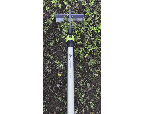 Sarcloir oscillant for_q fitconnect avec manche en aluminium de 150 centimètres sur terre avec mauvaises herbes.