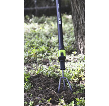 Cultivateur for.q fitconnect avec manche de 130 centimètres ameublissant la terre dans le jardin.