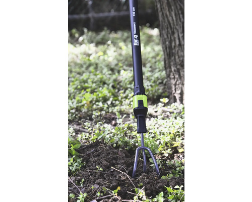 Cultivateur for.q fitconnect avec manche de 130 centimètres ameublissant la terre dans le jardin.