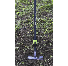 Manche d'outil for_q fitconnect avec accessoire de sarcloir en métal dans la terre, longueur cent cinquante centimètres.