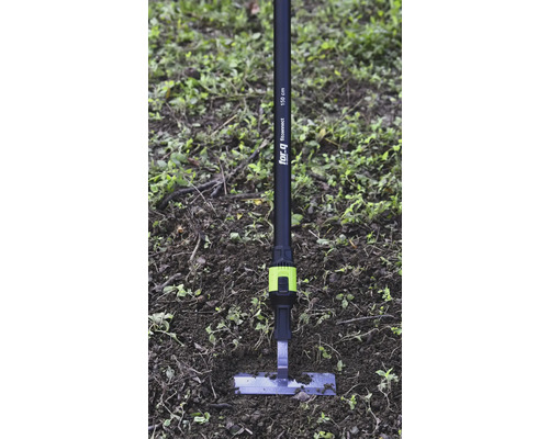 Manche d'outil for_q fitconnect avec accessoire de sarcloir en métal dans la terre, longueur cent cinquante centimètres.