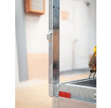 Detailaufnahme eines verzinkten Metallpfostens an einem Anhänger mit Befestigungsöse und Bolzen.