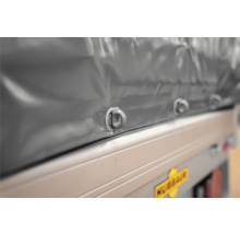 Graue Anhängerplane mit Kunststoffösen an der Bordwand, Humbaur Logo