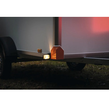 Feu de position latéral monté sur une remorque de voiture et allumé.