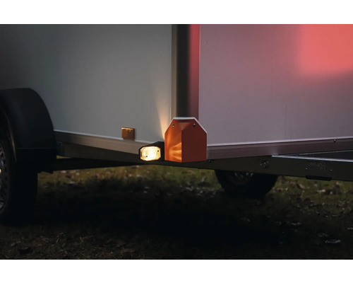 Feu de position latéral monté sur une remorque de voiture et allumé.