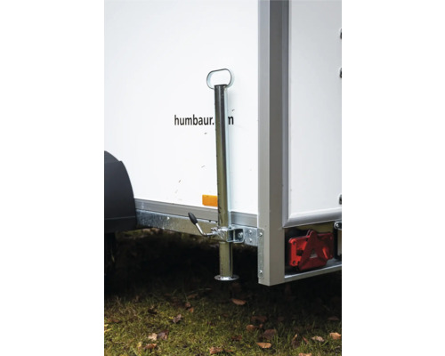 Béquille de stabilisation en acier galvanisé fixée à une remorque pour assurer la stabilité lors du chargement.