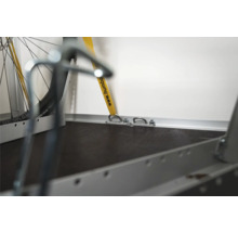 Anneaux d'arrimage sur la paroi latérale d'une remorque pour fixer un vélo avec une sangle.