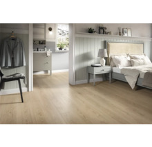 Chambre et salle de bains modernes avec sol clair aspect chêne, panneaux muraux en bois et atmosphère lumineuse.