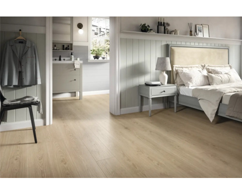 Chambre et salle de bains modernes avec sol clair aspect chêne, panneaux muraux en bois et atmosphère lumineuse.