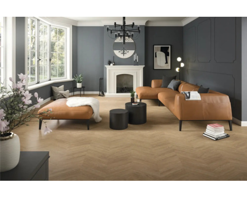 Großzügiges modernes Wohnzimmer mit Bodenbelag in Holzoptik im Fischgrätmuster, Wänden mit Zierleisten, einem großen Ledersofa und einem Kamin.