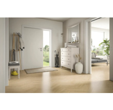 Heller, moderner Eingangsbereich mit weisser Tür, hellem Bodenbelag im Fischgrätmuster, weisser Kommode und hölzernem Garderobenständer.