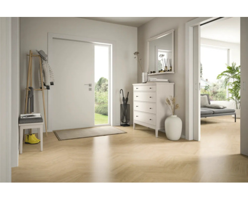 Heller, moderner Eingangsbereich mit weisser Tür, hellem Bodenbelag im Fischgrätmuster, weisser Kommode und hölzernem Garderobenständer.