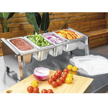 Support de bacs Gastronorm en acier inoxydable à quatre compartiments, rempli de légumes frais et de sauce sur une table de travail.