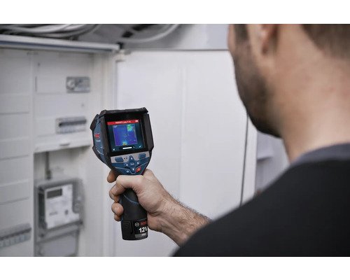 Person prüft eine elektrische Installation im Verteilerkasten mit einer Bosch Wärmebildkamera.