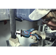 Handwerker schneidet ein dunkles Rohr mit einer Bosch Professional Akku-Säbelsäge in einem Arbeitsbereich mit silbernen Metallrohren.