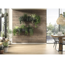 Wandverkleidung in Holzoptik mit Wandpflanzgefäßen in einem hellen Wohnraum mit Parkettboden und Blick ins Grüne.