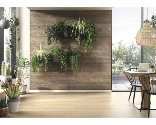 Wandverkleidung in Holzoptik mit Wandpflanzgefäßen in einem hellen Wohnraum mit Parkettboden und Blick ins Grüne.