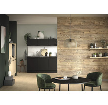 Moderne Küche mit schwarzen Elementen, weissem Plättlispiegel und Wandgestaltung in Holzoptik. Vorne ein runder schwarzer Tisch mit grünen Stühlen.