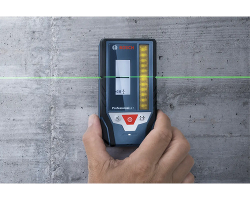 Récepteur laser Bosch Professional LR 7 contre un mur en béton avec une ligne laser verte horizontale.