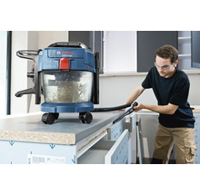 Bosch Akku-Nass-Trockensauger im Einsatz beim Reinigen einer Werkbank in einer hellen Werkstatt.