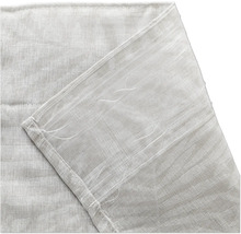 Détail d'un tissu de rideau avec ruban universel cousu pour crochets de rideaux.