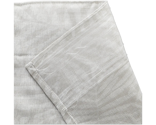 Détail d'un tissu de rideau avec ruban universel cousu pour crochets de rideaux.