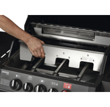 Insertion de la plaque de protection thermique pour la Turbo Zone dans un barbecue à gaz Enders Monroe Pro.