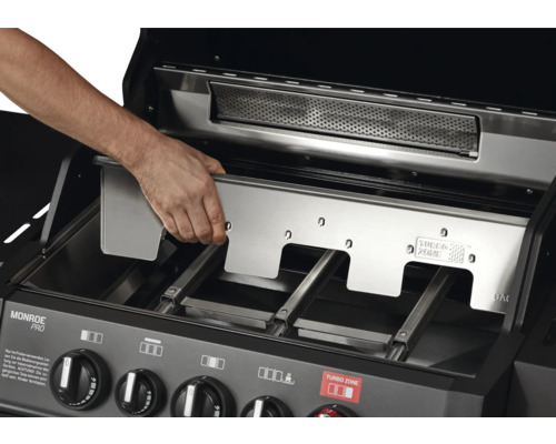 Insertion de la plaque de protection thermique pour la Turbo Zone dans un barbecue à gaz Enders Monroe Pro.