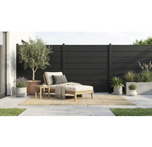 Moderner Sichtschutzzaun aus anthrazitfarbenen Lamellen auf einer Terrasse mit Holzliege und verschiedenen Topfpflanzen.