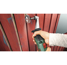 Une ponceuse à rouleau Bosch en train de poncer une clôture en bois avec un manchon de ponçage.