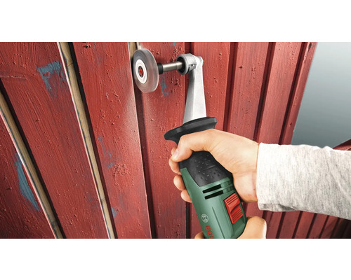 Une ponceuse à rouleau Bosch en train de poncer une clôture en bois avec un manchon de ponçage.