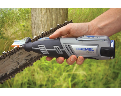 Dremel 8200 Akkumulator-Multifunktionswerkzeug beim Schärfen einer Sägekette im Freien.