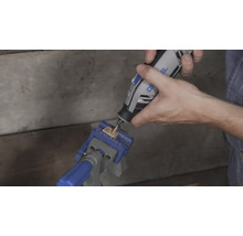 Anwendung eines Dremel Multifunktionswerkzeugs an einem Holzstück, das in einem Dremel Schraubstock fixiert ist.