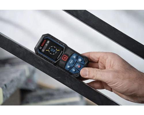 Télémètre laser Bosch Professional mesurant une inclinaison de 32 degrés sur une rampe métallique.