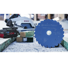 Bosch Expert Wood cordless Kreissägeblatt für Akku Handkreissägen mit Bosch ProCORE Akku und Holzstücken auf einer Baustelle.