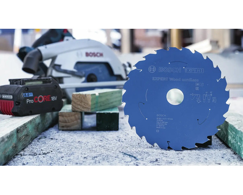 Bosch Expert Wood cordless Kreissägeblatt für Akku Handkreissägen mit Bosch ProCORE Akku und Holzstücken auf einer Baustelle.