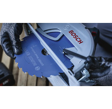 Eine Hand mit Schutzhandschuh wechselt das Expert Wood Cordless Kreissägeblatt in einer Bosch Handkreissäge.