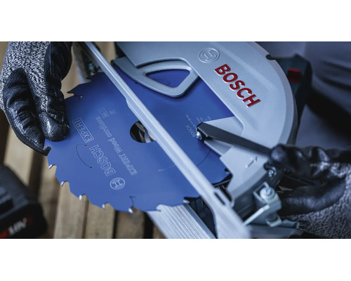 Eine Hand mit Schutzhandschuh wechselt das Expert Wood Cordless Kreissägeblatt in einer Bosch Handkreissäge.
