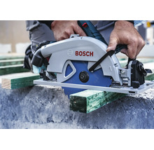 Handwerker sägt ein Holzbrett mit einer Bosch Handkreissäge auf einer Baustelle.
