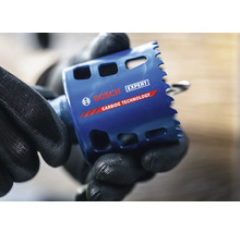 Scie-cloche Bosch Expert avec Carbide Technology, tenue par des mains avec des gants de travail.