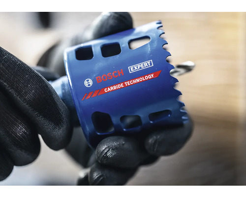 Scie-cloche Bosch Expert avec Carbide Technology, tenue par des mains avec des gants de travail.
