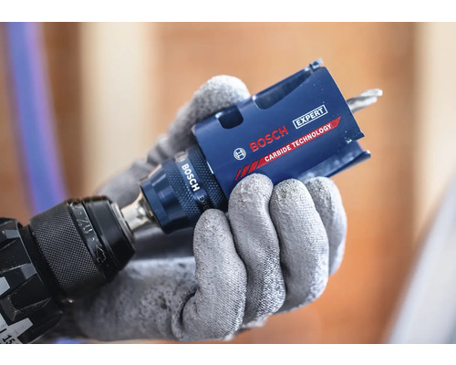 Scie-cloche Bosch Expert Carbide Technology montée sur une perceuse.