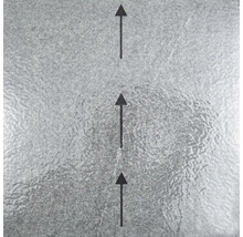 Pfeile zur Anzeige der Verlegerichtung auf einer strukturierten Oberfläche.