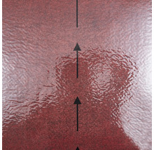 Surface rouge texturée d un matériau de construction avec des flèches noires indiquant le sens de pose.