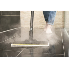 Nettoyeur à vapeur Kärcher avec suceur de sol nettoyant des carreaux foncés avec de la vapeur d'eau.