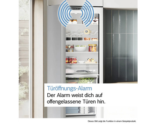 Ein geöffneter Kühlschrank mit Lebensmitteln und einem grafischen Symbol für den Türöffnungs-Alarm.