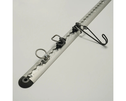 Rail d'arrimage Airline en aluminium avec embouts de fixation type anneau et crochet pour sécuriser le chargement.