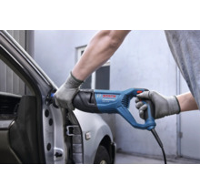 Scie sabre Bosch Professional GSA 12-30 utilisée pour couper du métal sur une portière de voiture.