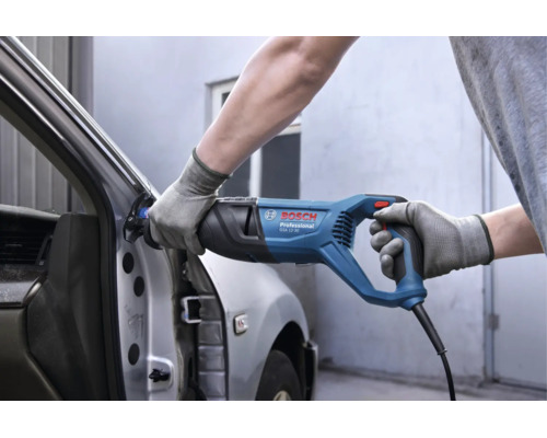Scie sabre Bosch Professional GSA 12-30 utilisée pour couper du métal sur une portière de voiture.